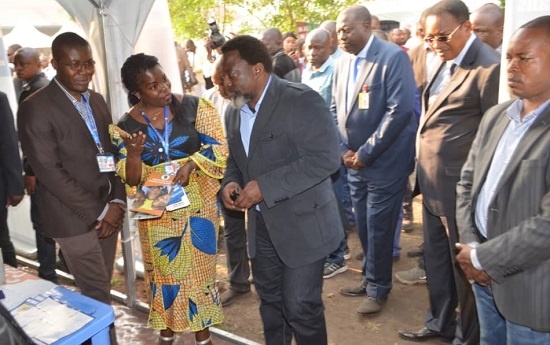 Arsene Binanga (second from the left) and Lis Lombeya Lisomba of the National CTMP speak with President Joseph Kabila.